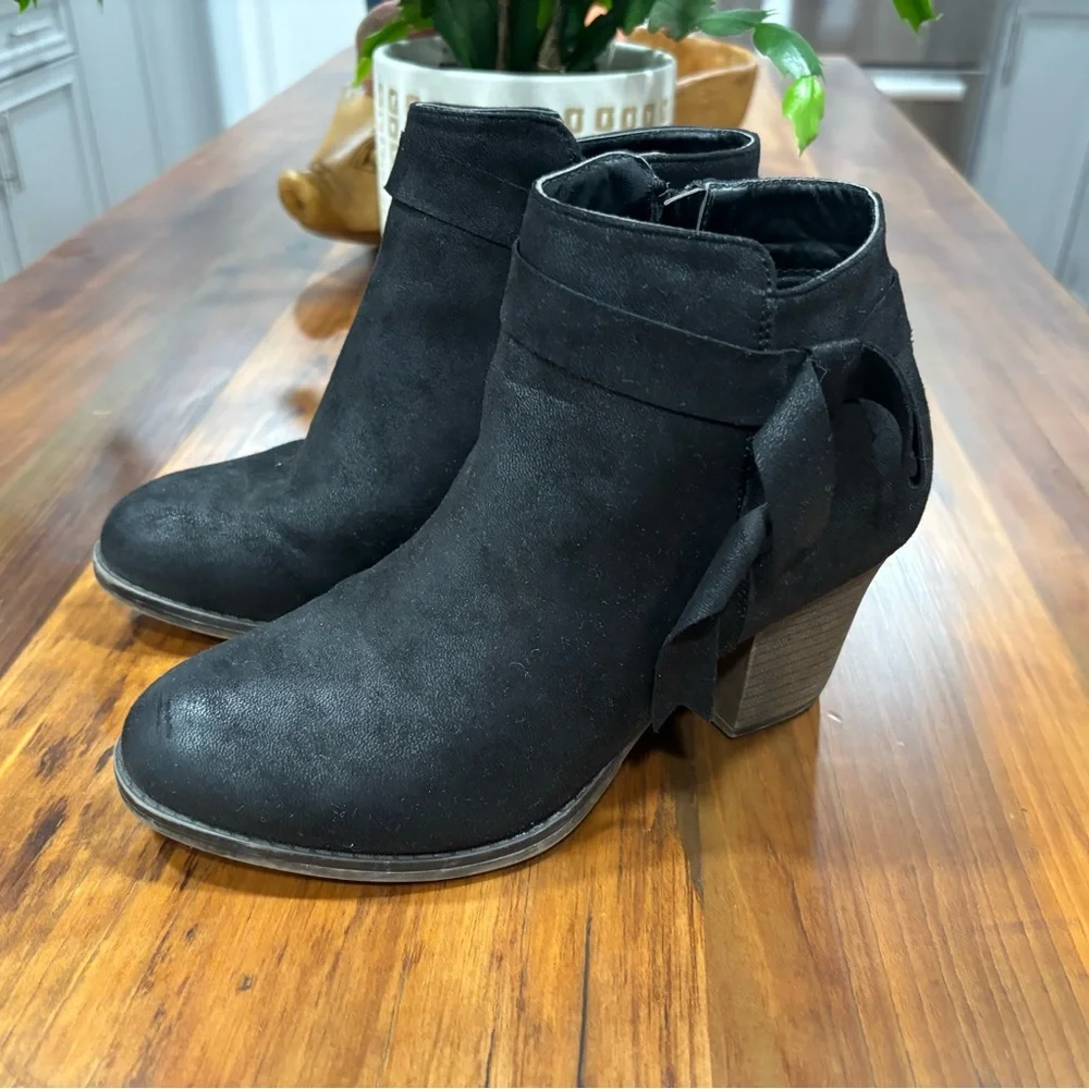 Black Distressed Round Toe Vegan Ankle Baddie Bootie Size 7